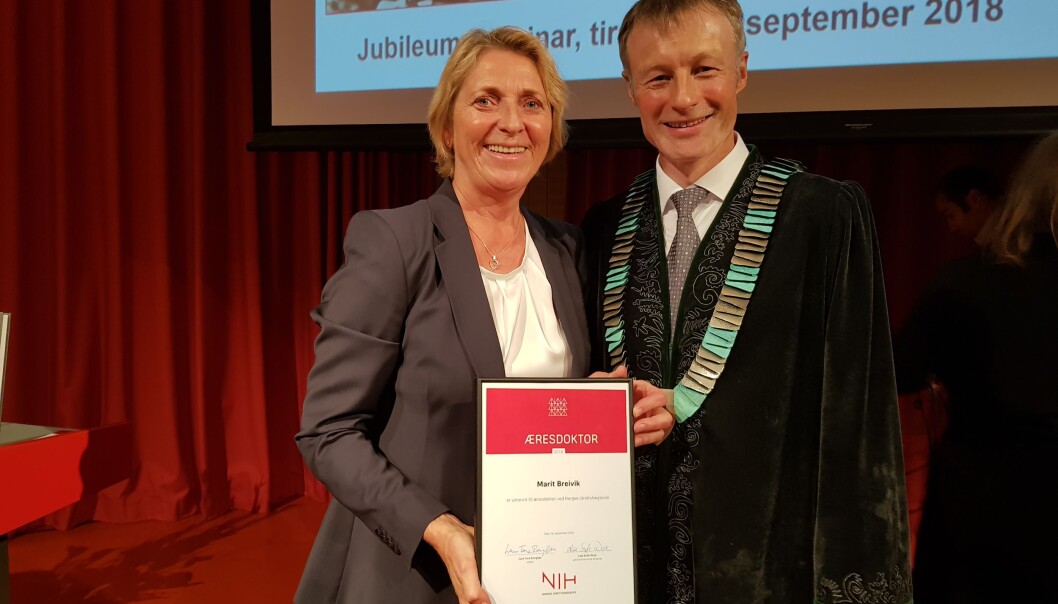 Stolt, glad og overrasket. Marit Breivik er blitt utnevnt til æresdoktor ved Norges idrettshøgskole. Rektor Lars Tore Roglan er også fornøyd. (Foto: Nina Kristiansen) Stolt, glad og overrasket. Marit Breivik er blitt utnevnt til æresdoktor ved Norges idrettshøgskole. Rektor Lars Tore Roglan er også fornøyd. (Foto: Nina Kristiansen)