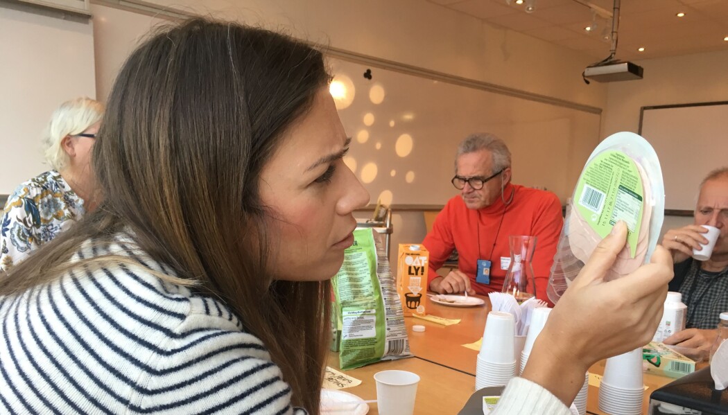 Forskere har analysert markedet for vegetarprodukter. Her studerer post doc Cátia Saldanha do Carmo ingredienslista og næringsinnhold i et lite utvalg av vegetarprodukter fra Norge og våre naboland. (Foto: Nofima) Forskere har analysert markedet for vegetarprodukter. Her studerer post doc Cátia Saldanha do Carmo ingredienslista og næringsinnhold i et lite utvalg av vegetarprodukter fra Norge og våre naboland. (Foto: Nofima)