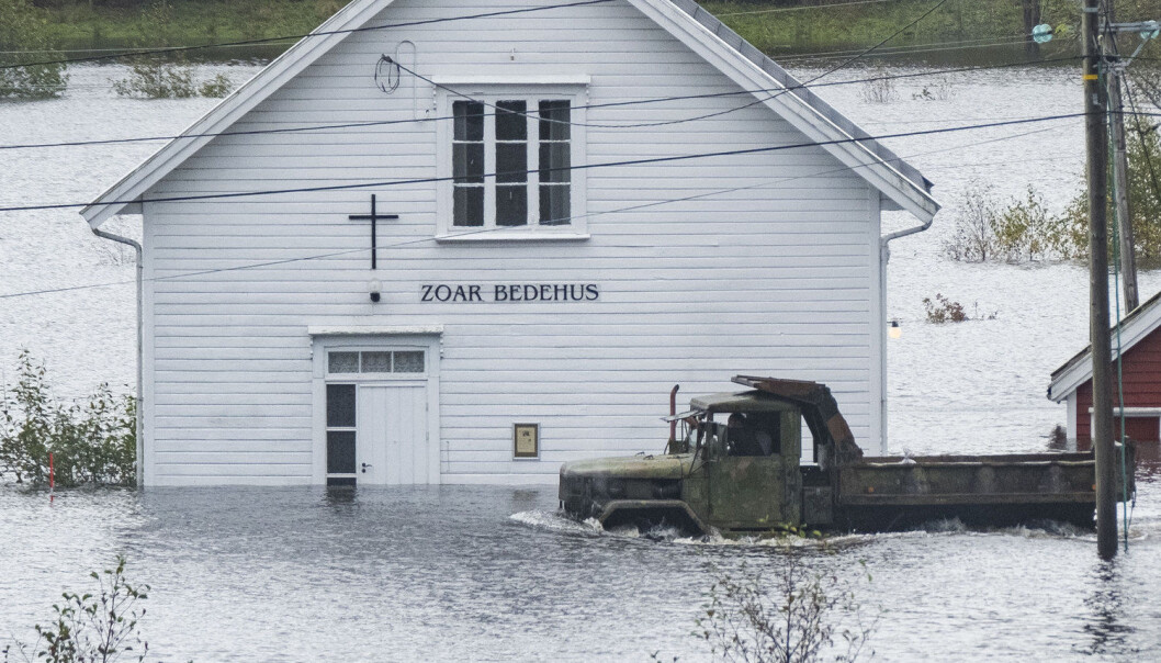 . All infrastruktur bør kunne tåle typiske regnskyll, men kritisk infrastruktur skal bygges slik at det også tåler sjeldent kraftige nedbørepisoder. Dessverre blir regningen skyhøy og uhåndterlig om man skal dimensjonere alt etter høyeste mulige nedbørmengde, skriver forskerne. (Foto: Tor Erik Schrøder / NTB Scanpix) . All infrastruktur bør kunne tåle typiske regnskyll, men kritisk infrastruktur skal bygges slik at det også tåler sjeldent kraftige nedbørepisoder. Dessverre blir regningen skyhøy og uhåndterlig om man skal dimensjonere alt etter høyeste mulige nedbørmengde, skriver forskerne. (Foto: Tor Erik Schrøder / NTB Scanpix)