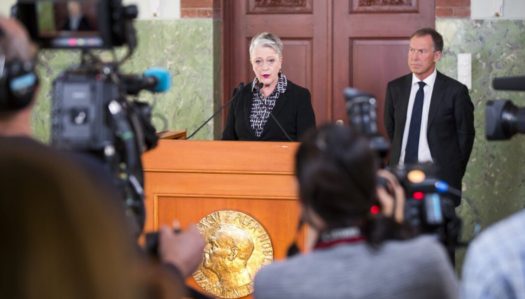 Berit Reiss-Andersen, leder av Nobelkomiteen, og komiteens sekretær Olav Njølstad (i bakgrunnen), offentliggjør Den internasjonale kampanjen for forbud mot atomvåpen, ICAN som vinner av årets fredspris på Nobelinstituttet i Oslo fredag. (Foto: Heiko Junge / NTB scanpix) Berit Reiss-Andersen, leder av Nobelkomiteen, og komiteens sekretær Olav Njølstad (i bakgrunnen), offentliggjør Den internasjonale kampanjen for forbud mot atomvåpen, ICAN som vinner av årets fredspris på Nobelinstituttet i Oslo fredag. (Foto: Heiko Junge / NTB scanpix)