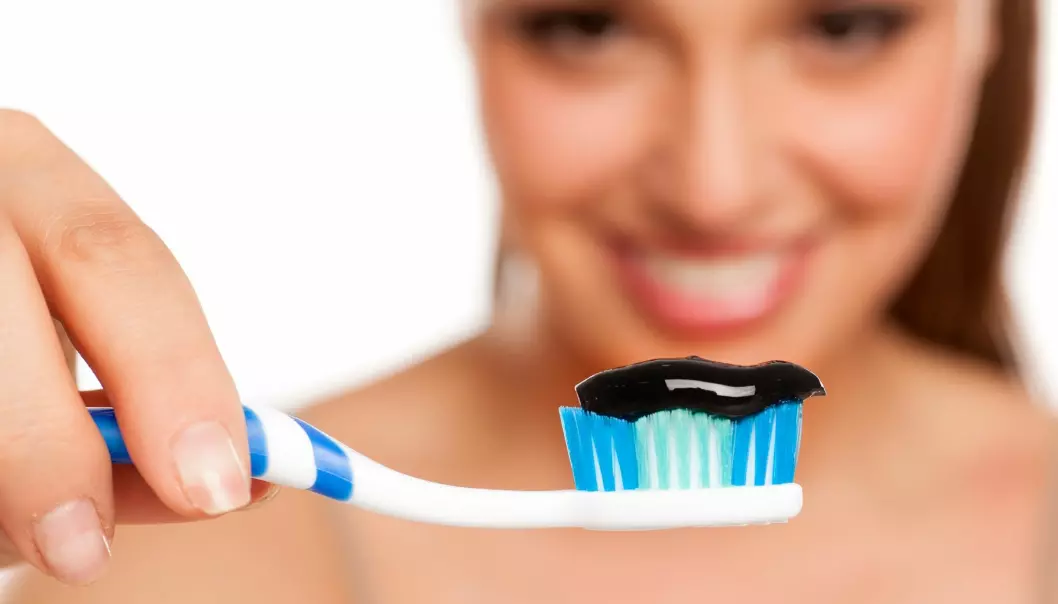 Kan du få hvite tenner av svart tannkrem? Nei, sier forskere og tannleger. (Foto: Vladimir Gjorgiev / Shutterstock / NTB scanpix)