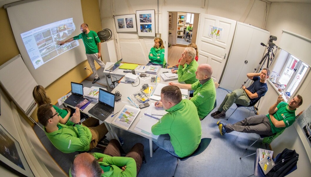 Romfarerne får opplæring i geologisk forskning. De må vite hvordan de skal undersøke overflaten på himmellegemer som for eksempel asteroider. (Foto: ESA/S. Sechi) Romfarerne får opplæring i geologisk forskning. De må vite hvordan de skal undersøke overflaten på himmellegemer som for eksempel asteroider. (Foto: ESA/S. Sechi)