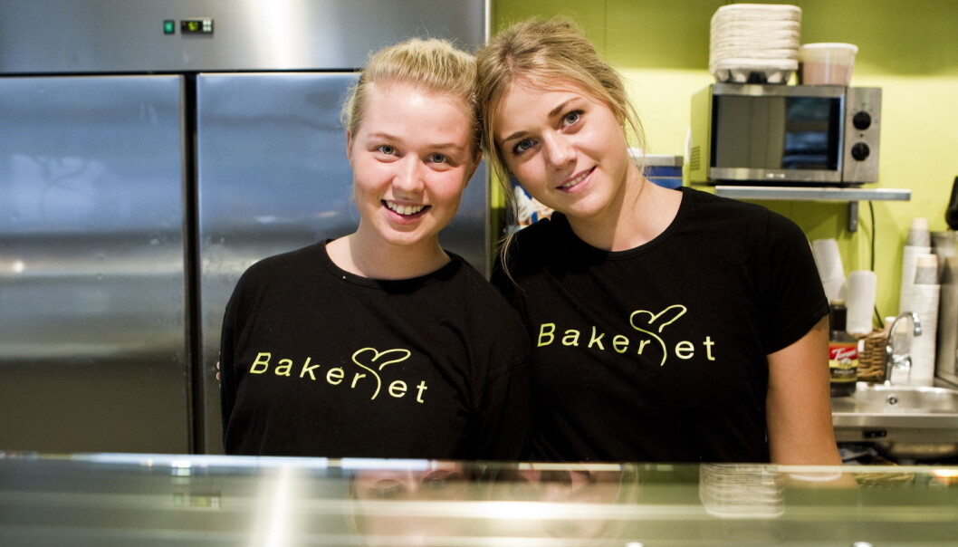 Sonja Ranta og Louice Fogel fra Sverige fikk jobb på et bakeri i Oslo. Flere unge i Norge bør pushes mer til å jobbe, mener professor. (Foto: Berit Roald / NTB Scanpix) Sonja Ranta og Louice Fogel fra Sverige fikk jobb på et bakeri i Oslo. Flere unge i Norge bør pushes mer til å jobbe, mener professor. (Foto: Berit Roald / NTB Scanpix)