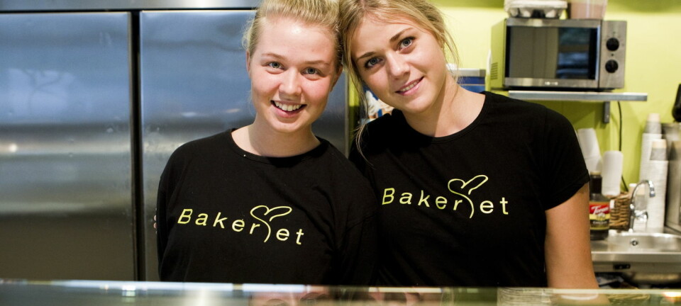 Sonja Ranta og Louice Fogel fra Sverige fikk jobb på et bakeri i Oslo. Flere unge i Norge bør pushes mer til å jobbe, mener professor.  (Foto: Berit Roald / NTB Scanpix)