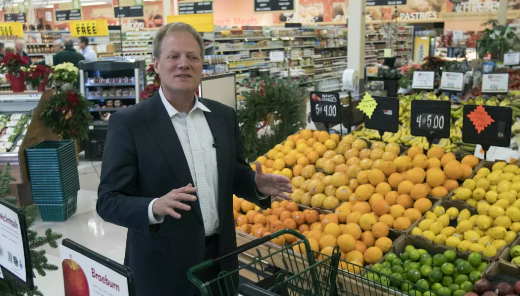Brian Wansink gjør et intervju på et supermarked i 2016. Nå må han slutte i sin stilling ved Cornell University. (AP Photo/Mike Groll)