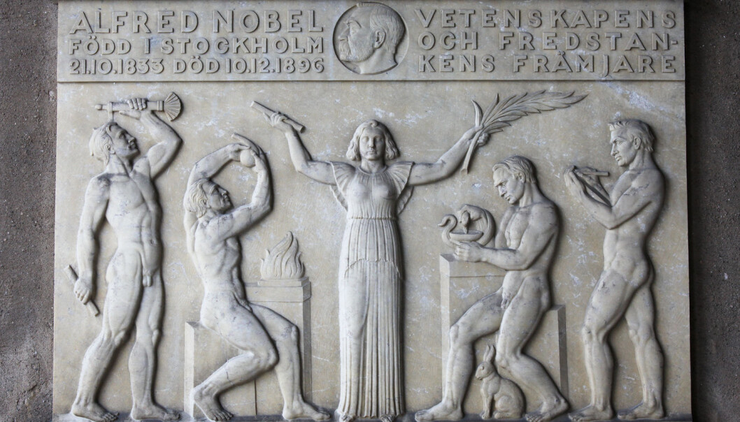 Det å vinne en nobelpris putter forskere i samme kategori som Albert Einstein, Marie Curie, Alexander Fleming og Niels Bohr. Her en minneplate for stifteren av nobelprisen, den svenske kjemikeren Alfred Nobel. (Foto: jorisvo / Shutterstock / NTB scanpix) Det å vinne en nobelpris putter forskere i samme kategori som Albert Einstein, Marie Curie, Alexander Fleming og Niels Bohr. Her en minneplate for stifteren av nobelprisen, den svenske kjemikeren Alfred Nobel. (Foto: jorisvo / Shutterstock / NTB scanpix)