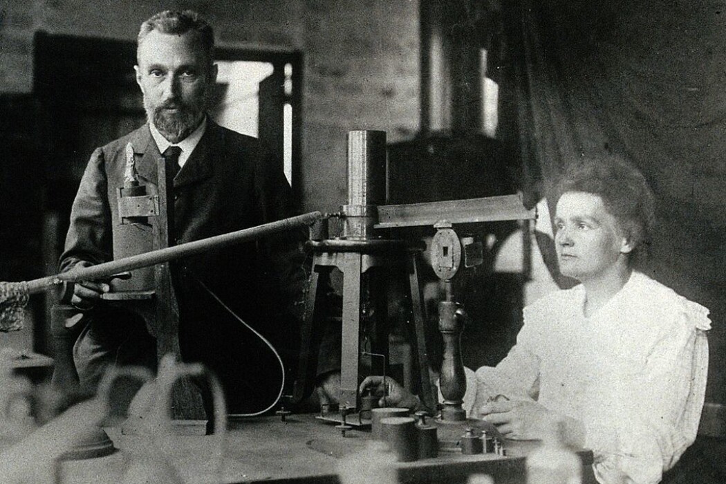 Marie Curie og Pierre Curie i laboratoriet deres i Paris. (Bilde: Ukjent) Marie Curie og Pierre Curie i laboratoriet deres i Paris. (Bilde: Ukjent)