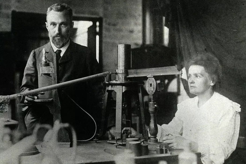 Marie Curie og Pierre Curie i laboratoriet deres i Paris. (Bilde: Ukjent)