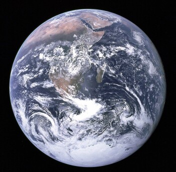 Det er ikke bare enkelt å bestemme hvor gammel denne kula egentlig er. Millioner eller milliarder av år? (Bilde: NASA/Apollo 17) Det er ikke bare enkelt å bestemme hvor gammel denne kula egentlig er. Millioner eller milliarder av år? (Bilde: NASA/Apollo 17)