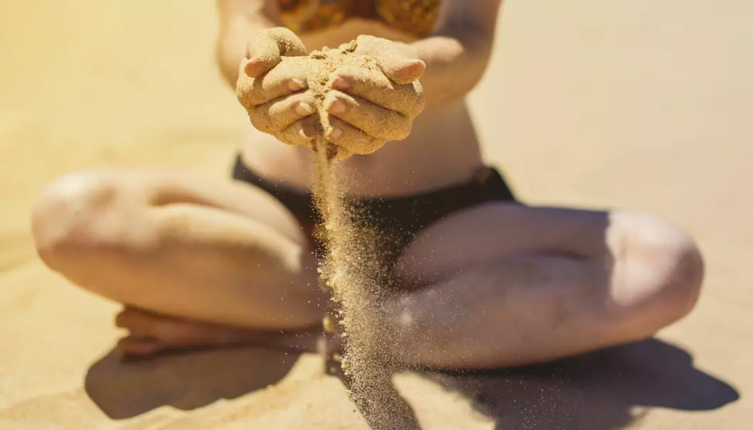 Mange av oss koste oss på stranda i sommer - med en bismak i munnen. Var det varme været en følge av menneskeskapte klimaendringer? (Foto: Colourbox)