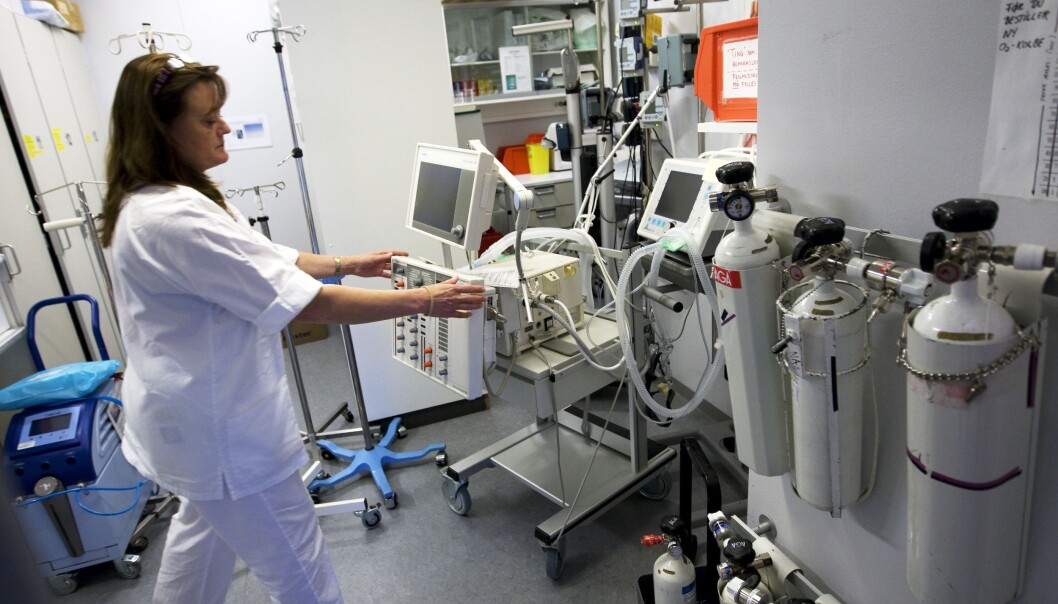 Sykepleiere jobber med teknologi hele tiden, men studien til Aud Obstfelder viser likevel at kjernen i sykepleierfaget oppfattes som det motsatte av teknologi. Her en sykepleier på et utstyrsrom på St. Olavs Hospital i Trondheim. (Foto: Gorm Kallestad, NTB Scanpix) Sykepleiere jobber med teknologi hele tiden, men studien til Aud Obstfelder viser likevel at kjernen i sykepleierfaget oppfattes som det motsatte av teknologi. Her en sykepleier på et utstyrsrom på St. Olavs Hospital i Trondheim. (Foto: Gorm Kallestad, NTB Scanpix)