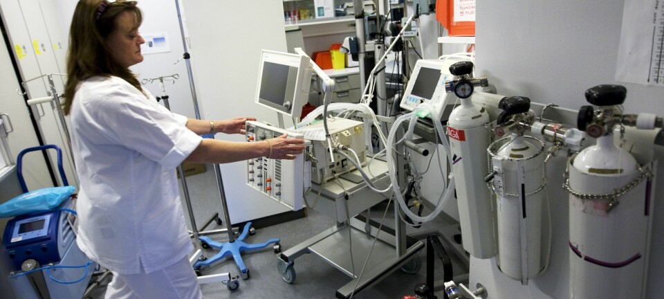 Sykepleiere jobber med teknologi hele tiden, men studien til Aud Obstfelder viser likevel at kjernen i sykepleierfaget oppfattes som det motsatte av teknologi. Her en sykepleier på et utstyrsrom på St. Olavs Hospital i Trondheim. (Foto: Gorm Kallestad, NTB Scanpix)
