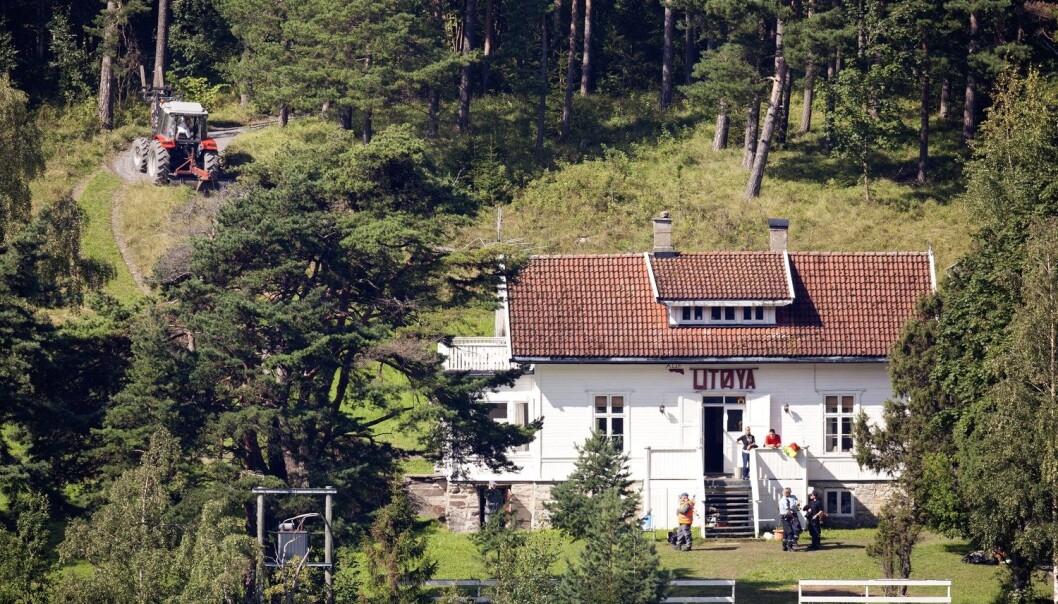 Forskere har undersøkt søvnproblemene blant overlevende to år etter 22. juli. De har nå publisert en forskningsartikkel om dette. Bildet viser forberedelsene før rundt 1500 pårørende og overlevende etter terrorangrepet skulle komme på besøk på øya i august 2011. (Foto: Tore Meek / NTB scanpix) Forskere har undersøkt søvnproblemene blant overlevende to år etter 22. juli. De har nå publisert en forskningsartikkel om dette. Bildet viser forberedelsene før rundt 1500 pårørende og overlevende etter terrorangrepet skulle komme på besøk på øya i august 2011. (Foto: Tore Meek / NTB scanpix)