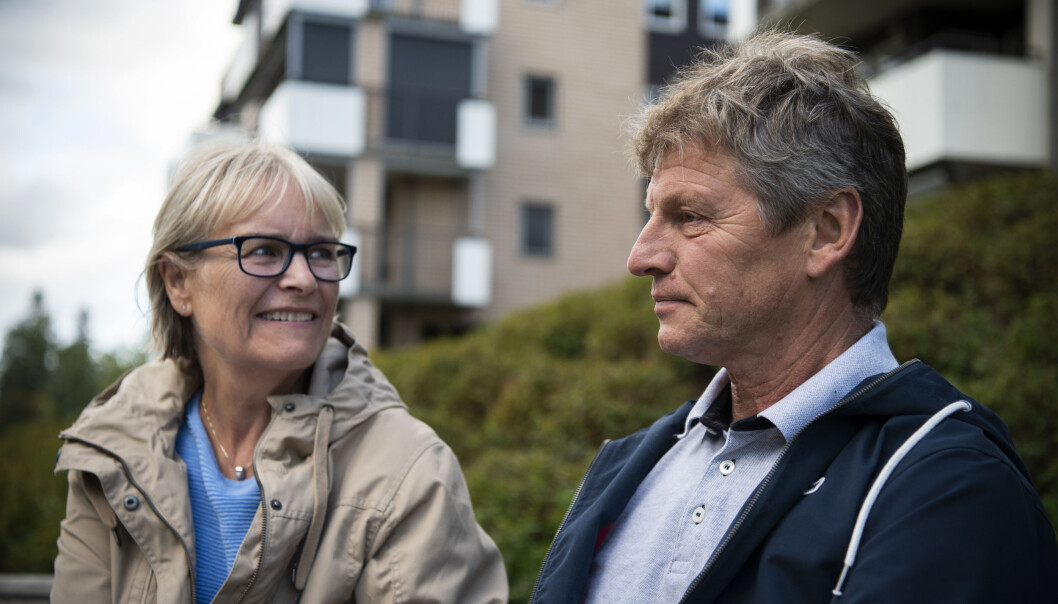 Svein Skoglund (60) fikk Alzheimer-diagnosen for ett år siden. Han og kona Anne Arveschoug (62) har vært åpne om sykdommen og opplever god støtte fra familie og venner. Det betyr mye for ekteparet fra Jessheim. (Foto: Sonja Balci) Svein Skoglund (60) fikk Alzheimer-diagnosen for ett år siden. Han og kona Anne Arveschoug (62) har vært åpne om sykdommen og opplever god støtte fra familie og venner. Det betyr mye for ekteparet fra Jessheim. (Foto: Sonja Balci)