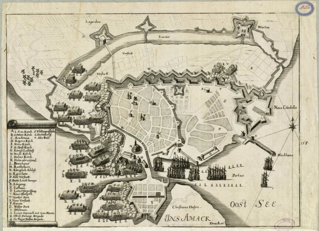 Et samtidig kart over København under beleiringen. På kartet her er de svenske troppene tegnet inn. Legg merke til at de angriper fra vest, der Vesterbro, Tivoli og Hovedbanegården ligger i dag. (Illustrasjon: Det kongelige bibliotek) Et samtidig kart over København under beleiringen. På kartet her er de svenske troppene tegnet inn. Legg merke til at de angriper fra vest, der Vesterbro, Tivoli og Hovedbanegården ligger i dag. (Illustrasjon: Det kongelige bibliotek)