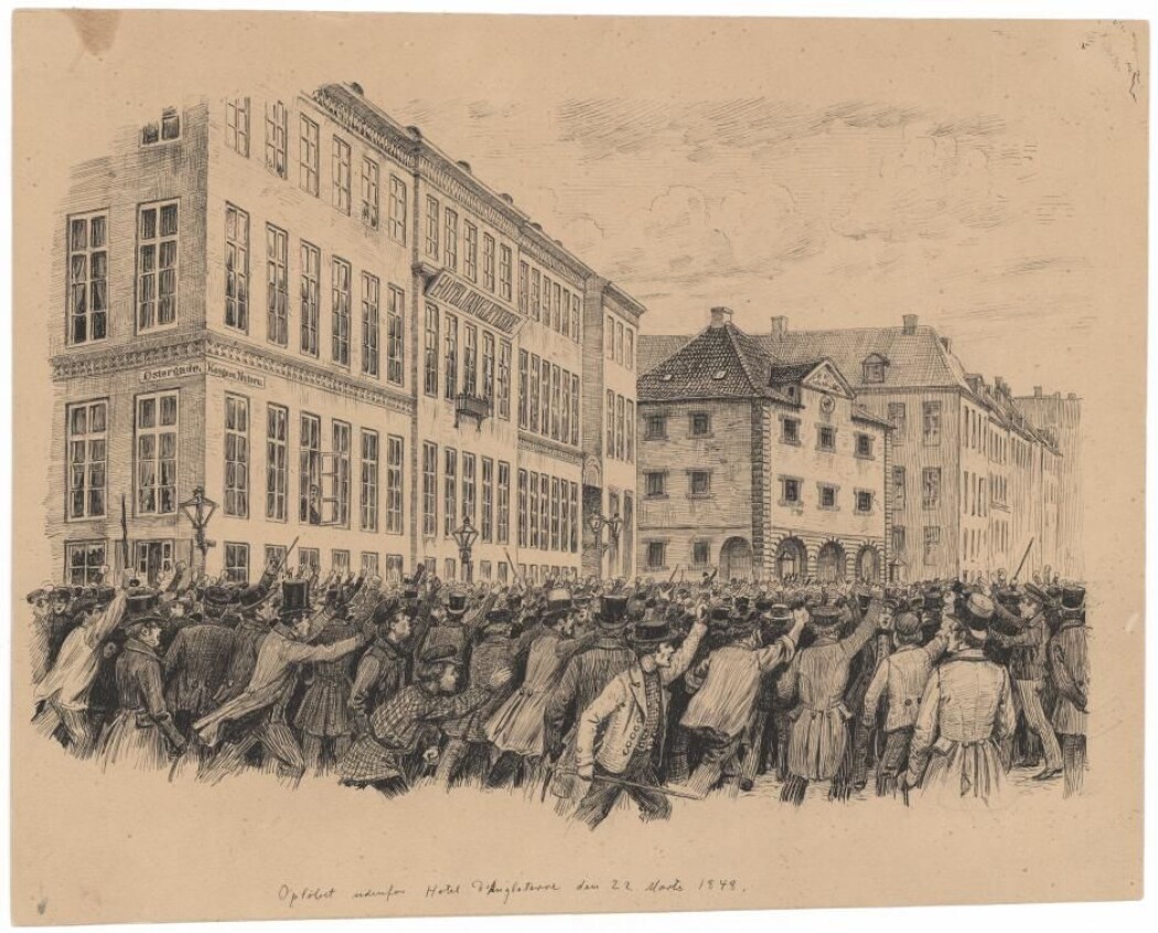 Begivenhetene opp til det som ledet til et konstitusjonelt monarki, er også kjent som Marsrevolusjonen. Her ser vi en tegning av en samling misfornøyde borgere utenfor Hotel D'Angleterre. (Illustrasjon: Det kongelige bibliotek) Begivenhetene opp til det som ledet til et konstitusjonelt monarki, er også kjent som Marsrevolusjonen. Her ser vi en tegning av en samling misfornøyde borgere utenfor Hotel D'Angleterre. (Illustrasjon: Det kongelige bibliotek)