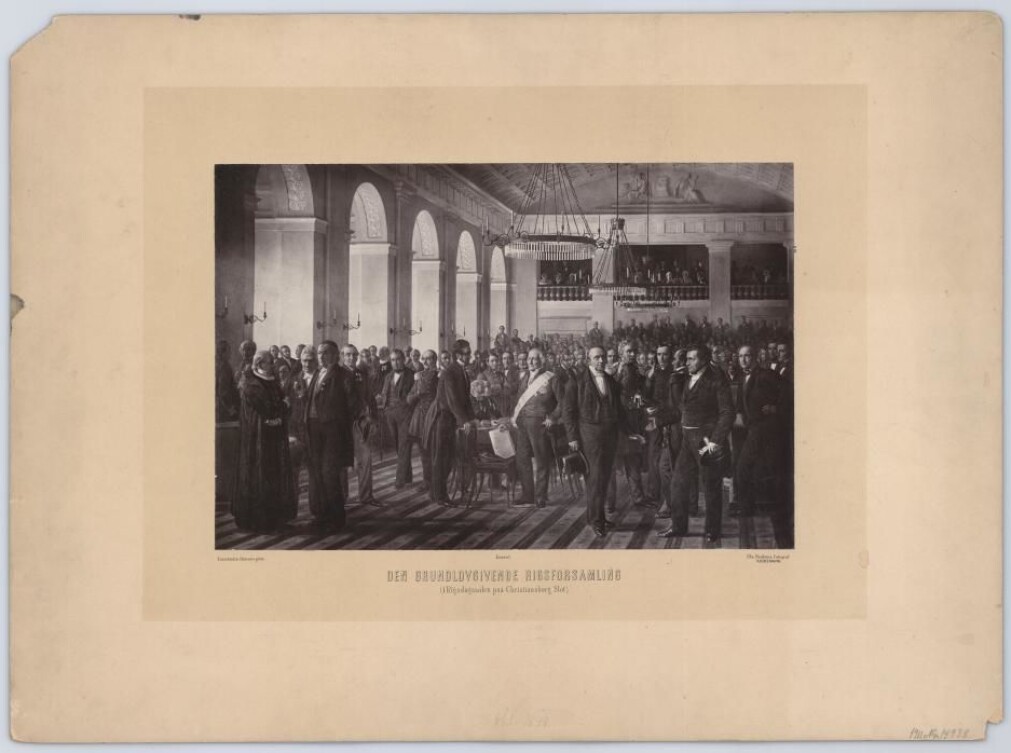 Den grunnlovsgivende riksforsamling, som bestod av 152 menn, utarbeidet Danmarks første grunnlov. Den mest kjente avbildningen av de 152 hovedpersonene er malt av Constantin Hansen (1804–1880), og det henger i dag på Frederiksborg Slot. Dette er et fotografi av maleriet, som er tatt av bladutgiver og fotograf Christian Neuhaus (1833–1907). (Illustrasjon: Det kongelige bibliotek) Den grunnlovsgivende riksforsamling, som bestod av 152 menn, utarbeidet Danmarks første grunnlov. Den mest kjente avbildningen av de 152 hovedpersonene er malt av Constantin Hansen (1804–1880), og det henger i dag på Frederiksborg Slot. Dette er et fotografi av maleriet, som er tatt av bladutgiver og fotograf Christian Neuhaus (1833–1907). (Illustrasjon: Det kongelige bibliotek)