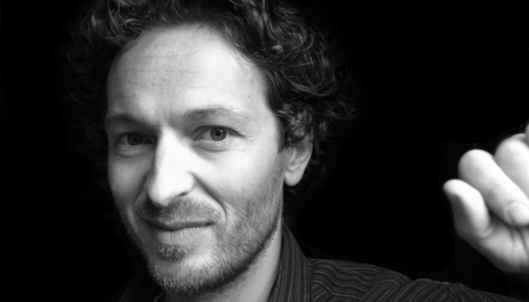 Henrik Svensen er opptatt av å finne de gode historiene når han skal snakke om forskningen sin. Men det betyr ikke at du skal gjøre sakprosa til skjønnlitteratur, understreker han. (Foto: UiO) Henrik Svensen er opptatt av å finne de gode historiene når han skal snakke om forskningen sin. Men det betyr ikke at du skal gjøre sakprosa til skjønnlitteratur, understreker han. (Foto: UiO)