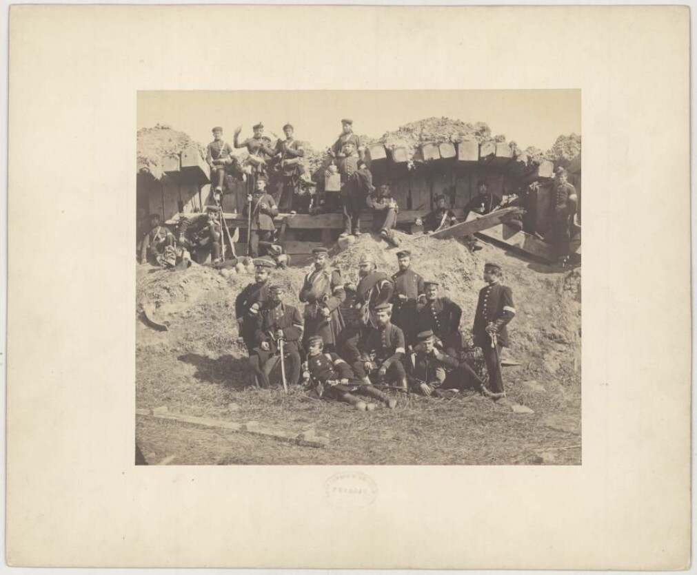 Prøyssiske soldater foran sønderskutt blokkhus. Igjen er bildet tatt av Christian Friedrich Brandt (1823–1891). (Illustrasjon: Det kongelige bibliotek)