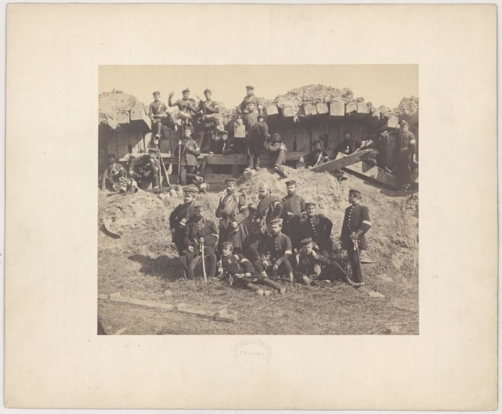 Prøyssiske soldater foran sønderskutt blokkhus. Igjen er bildet tatt av Christian Friedrich Brandt (1823–1891). (Illustrasjon: Det kongelige bibliotek) Prøyssiske soldater foran sønderskutt blokkhus. Igjen er bildet tatt av Christian Friedrich Brandt (1823–1891). (Illustrasjon: Det kongelige bibliotek)