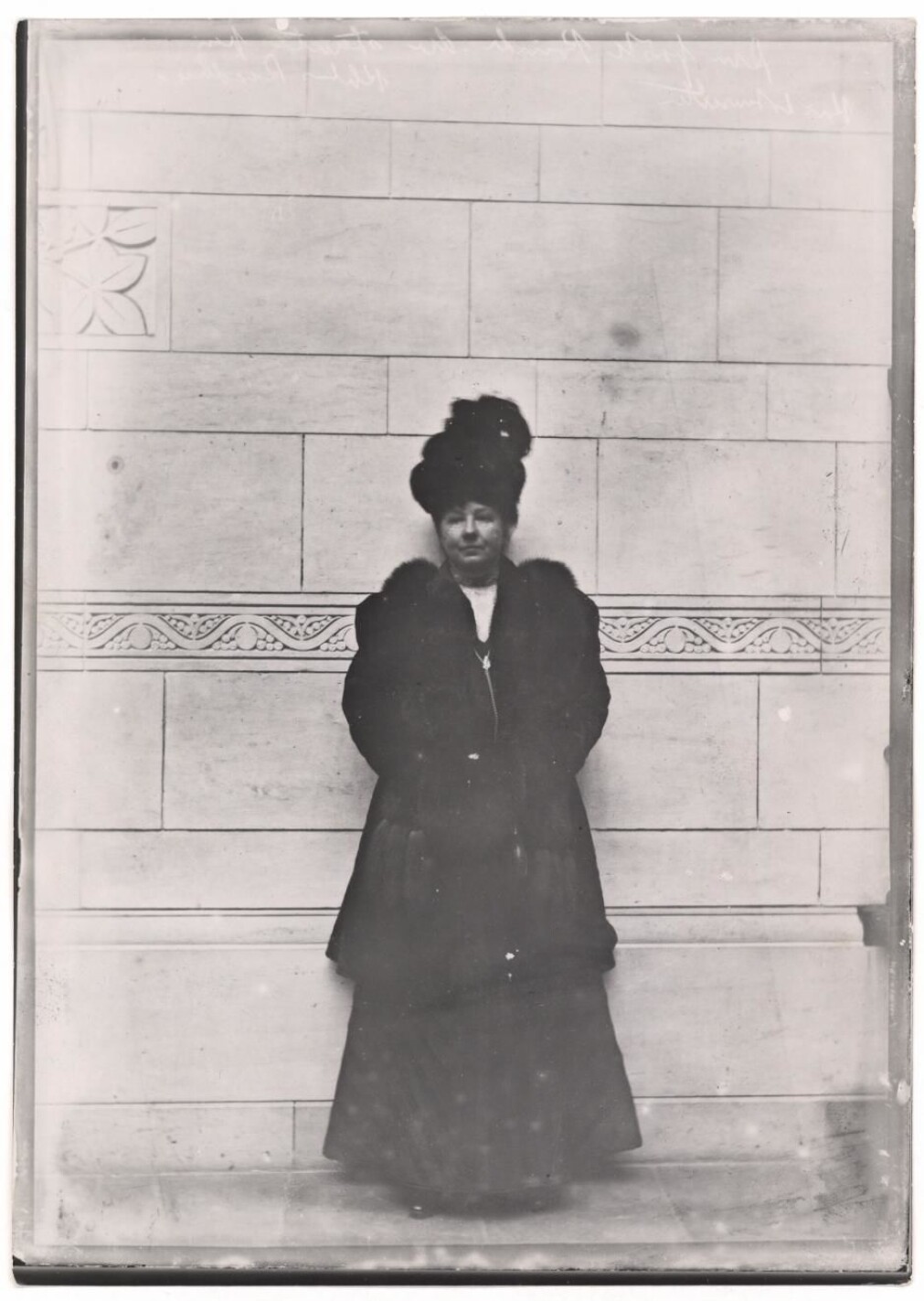 Her ser vi den første kvinnen som stemte ved Københavns Rådhus 17. mars 1909. Bildet er tatt av fotografen Holger Damgaard. (Illustrasjon: Det kongelige bibliotek) Her ser vi den første kvinnen som stemte ved Københavns Rådhus 17. mars 1909. Bildet er tatt av fotografen Holger Damgaard. (Illustrasjon: Det kongelige bibliotek)
