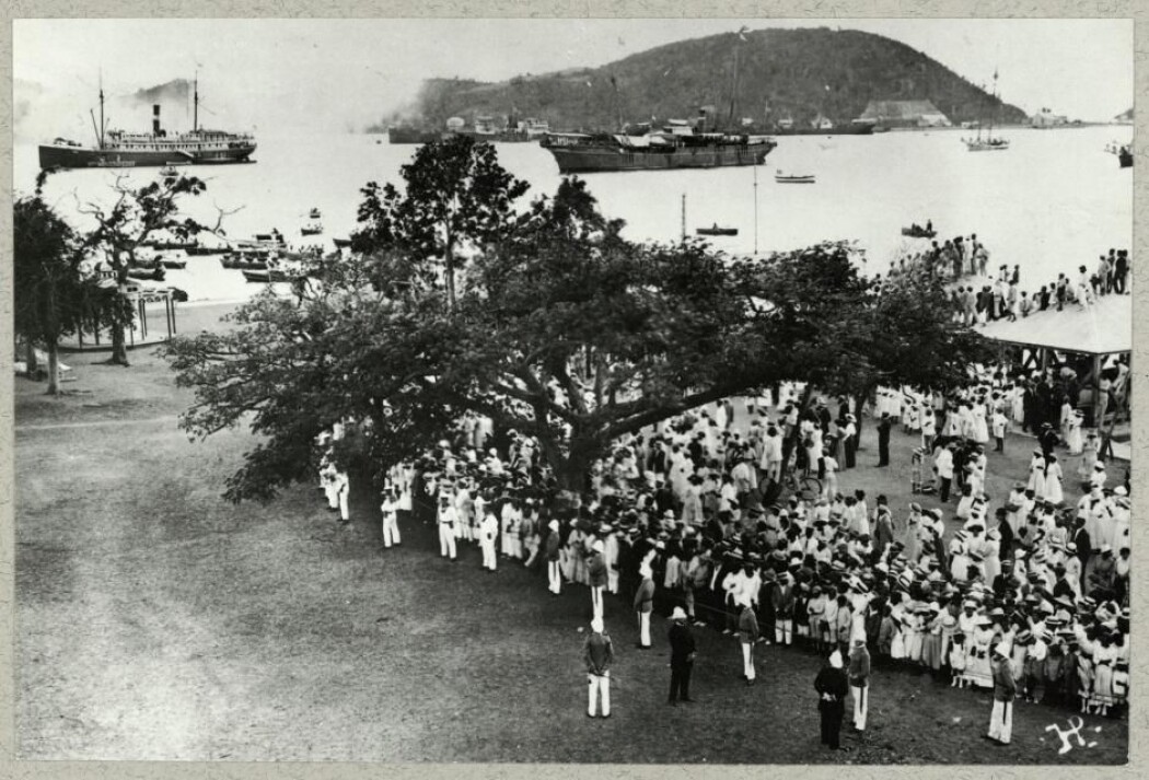 Overføringsdagen. 31. mars 1917 klokken 16 ble Dannebrog tatt ned for siste gang. Befolkningen ble amerikanske statsborgere, med mindre de ønsket å beholde sitt danske statsborgerskap. (Foto: Det kongelige bibliotek) Overføringsdagen. 31. mars 1917 klokken 16 ble Dannebrog tatt ned for siste gang. Befolkningen ble amerikanske statsborgere, med mindre de ønsket å beholde sitt danske statsborgerskap. (Foto: Det kongelige bibliotek)