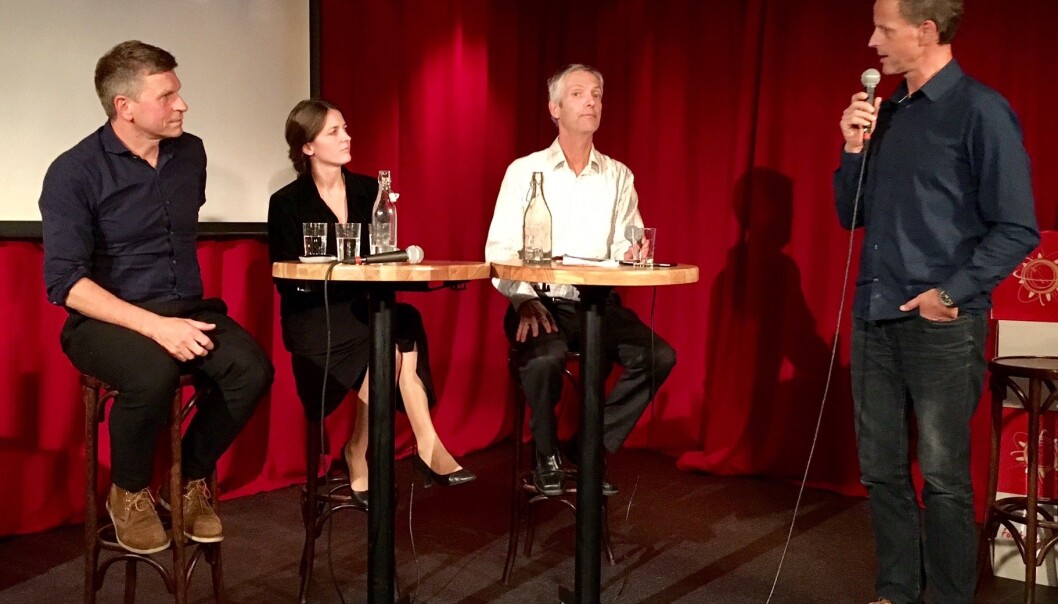 Professor Gaute Torsvik fra UiO påpekte at penger som belønning eller straff kan virke mot sin hensikt i et debattmøte om penger og verdier på Kulturhuset denne uken. Her med Maria Berg Reinertsen fra Morgenbladet og professor Steinar Holden, UiO. Møteleder Halvor Mahlum, UiO til høyre. (Foto: Anne Lise Stranden/forskning.no) Professor Gaute Torsvik fra UiO påpekte at penger som belønning eller straff kan virke mot sin hensikt i et debattmøte om penger og verdier på Kulturhuset denne uken. Her med Maria Berg Reinertsen fra Morgenbladet og professor Steinar Holden, UiO. Møteleder Halvor Mahlum, UiO til høyre. (Foto: Anne Lise Stranden/forskning.no)