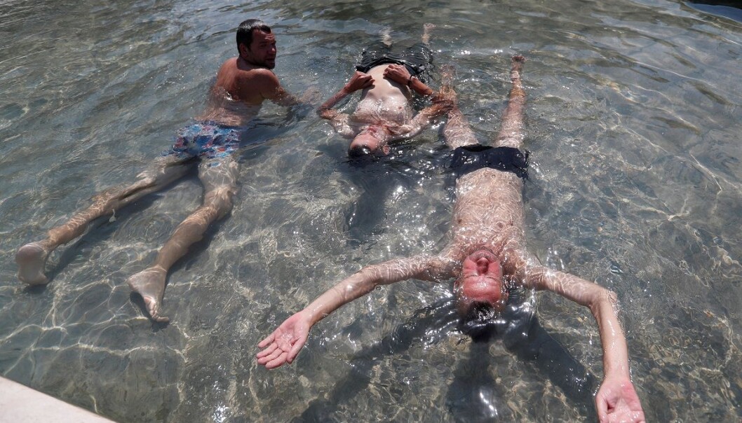 Folk kjølte seg ned i fontenene i Budapest da varmen var som verst i sommer. (Foto: Laszlo Balogh, Reuters, NTB scanpix) Folk kjølte seg ned i fontenene i Budapest da varmen var som verst i sommer. (Foto: Laszlo Balogh, Reuters, NTB scanpix)
