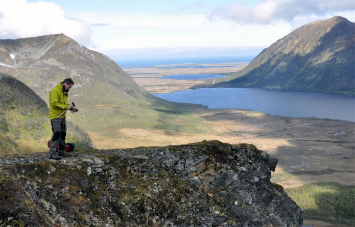 Geologen på feltarbeid i Vesterålen – vi tar med oss steinprøver hjem for å undersøke bergartene bedre (Foto: Magne Vik Bjørkøy/Norges geologiske undersøkelse) Geologen på feltarbeid i Vesterålen – vi tar med oss steinprøver hjem for å undersøke bergartene bedre (Foto: Magne Vik Bjørkøy/Norges geologiske undersøkelse)