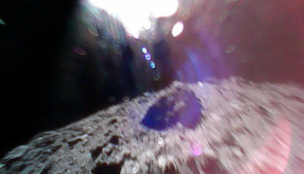 Dette bildet er fra en av roverne til Hayabusa2. Bildet er tatt i det roveren spretter på overflaten. (Bilde: JAXA©) Dette bildet er fra en av roverne til Hayabusa2. Bildet er tatt i det roveren spretter på overflaten. (Bilde: JAXA©)