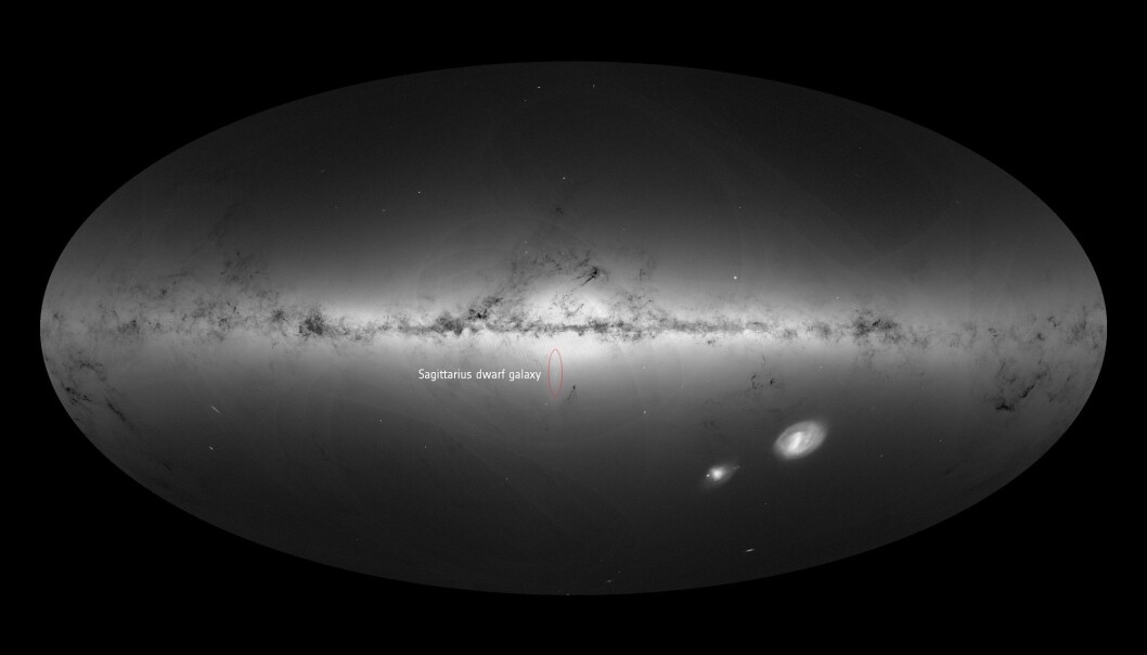 Melkeveien og dverggalaksen Sagittarius (rød ring) sett av ESAs romteleskop Gaia. (Foto: ESA/Gaia/DPAC) Melkeveien og dverggalaksen Sagittarius (rød ring) sett av ESAs romteleskop Gaia. (Foto: ESA/Gaia/DPAC)