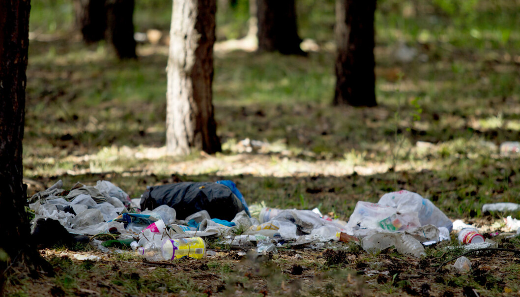 – Trenger vi virkelig å pakke inn noe som det tar fem minutter å spise – i en emballasje som det tar flere hundre år å bryte ned? spør forsker. (Illustrasjonsfoto: Colourbox) – Trenger vi virkelig å pakke inn noe som det tar fem minutter å spise – i en emballasje som det tar flere hundre år å bryte ned? spør forsker. (Illustrasjonsfoto: Colourbox)