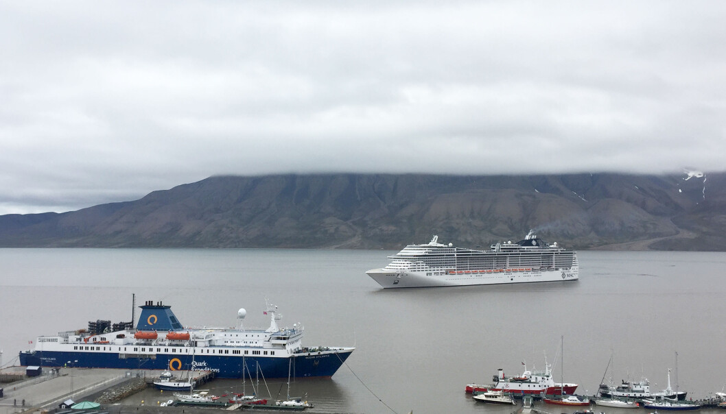 Italienskeide MSC Preziosa er det største skipet som noen gang har gjestet Svalbard. Med sine 333 meter er cruisebåten fire ganger så lang som kaia den skal legge til. (Foto: Julia Olsen) Italienskeide MSC Preziosa er det største skipet som noen gang har gjestet Svalbard. Med sine 333 meter er cruisebåten fire ganger så lang som kaia den skal legge til. (Foto: Julia Olsen)