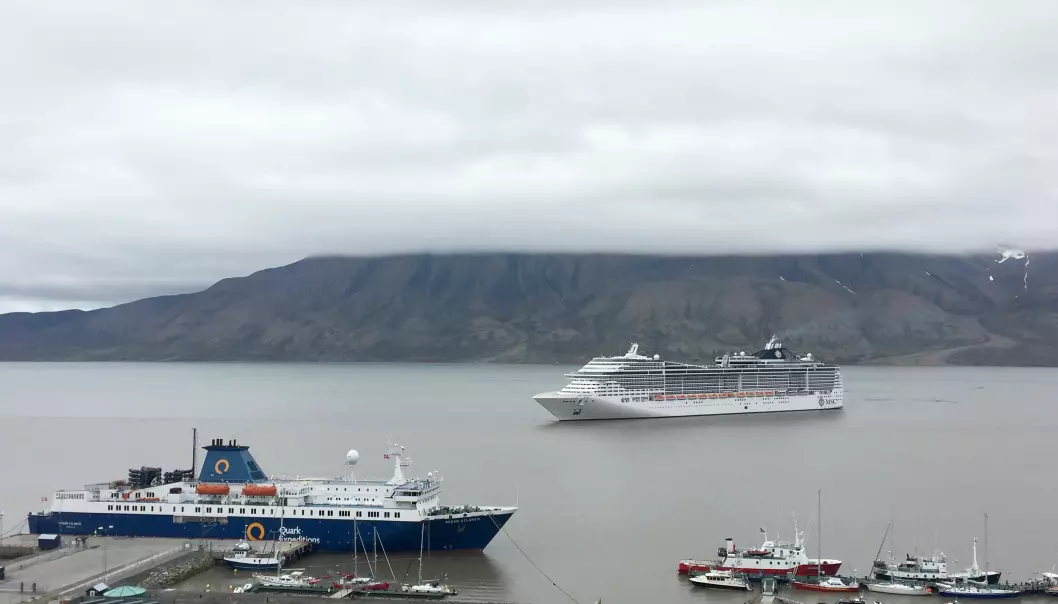 Italienskeide MSC Preziosa er det største skipet som noen gang har gjestet Svalbard. Med sine 333 meter er cruisebåten fire ganger så lang som kaia den skal legge til. (Foto: Julia Olsen)