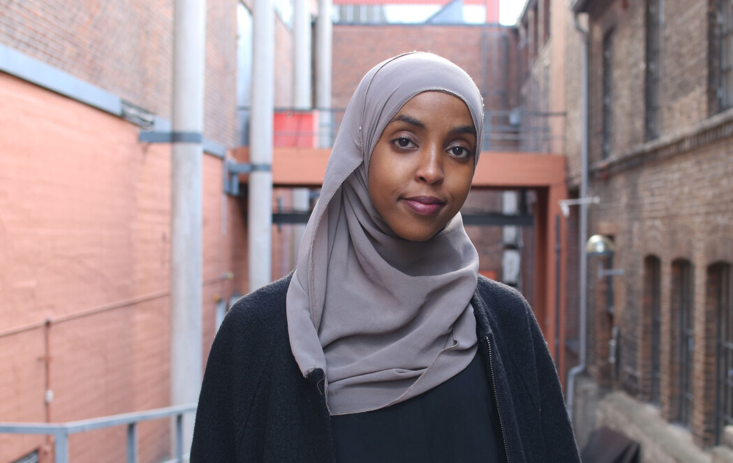 – De fleste snakker ikke så mye om religion, og de tolker den på sin egen måte, sier Idil Abdi Abdulle Mohamed, rettssosiolog som har bidratt til å intervjue 90 unge muslimer om deres tro . 27-åringen kjenner seg igjen i mye av det de forteller. (Foto: Lasse Biørnstad, forskning.no) – De fleste snakker ikke så mye om religion, og de tolker den på sin egen måte, sier Idil Abdi Abdulle Mohamed, rettssosiolog som har bidratt til å intervjue 90 unge muslimer om deres tro . 27-åringen kjenner seg igjen i mye av det de forteller. (Foto: Lasse Biørnstad, forskning.no)
