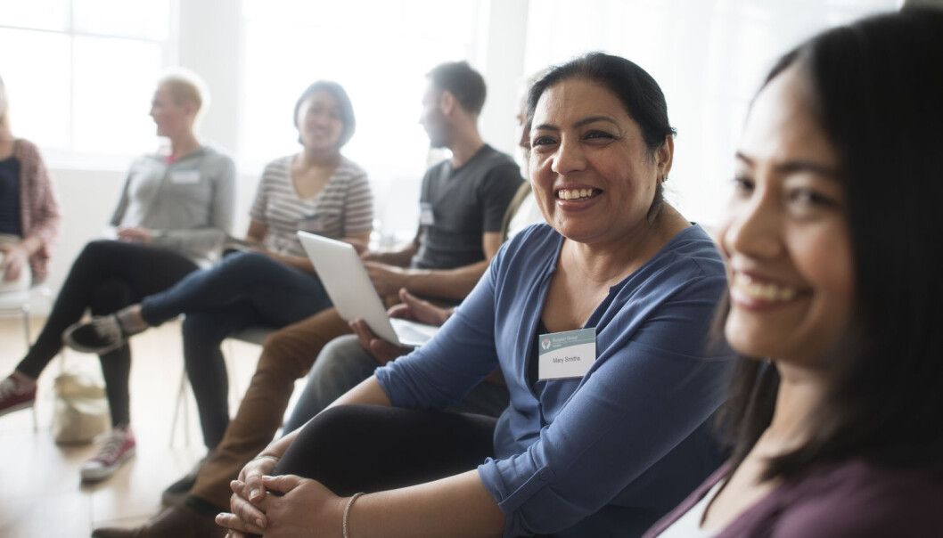 For å bygge tillit er det viktig å bidra til at folk blir kjent, at de kan observere hverandre og oppdage at de andre er til å stole på. (Foto: Shutterstock / NTB scanpix) For å bygge tillit er det viktig å bidra til at folk blir kjent, at de kan observere hverandre og oppdage at de andre er til å stole på. (Foto: Shutterstock / NTB scanpix)