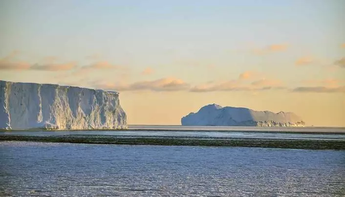 Sjøis og åpent vann utenfor Svalbard. (Foto: Matthias Forwick)