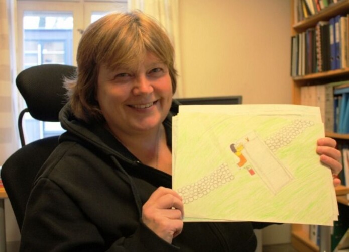 Etter at Brit Solli var på en skole og fortalte om dagen da hun fant gullringen, sendte elevene henne tegninger av hvordan de så det for seg. (Foto: Marianne Nordahl) Etter at Brit Solli var på en skole og fortalte om dagen da hun fant gullringen, sendte elevene henne tegninger av hvordan de så det for seg. (Foto: Marianne Nordahl)