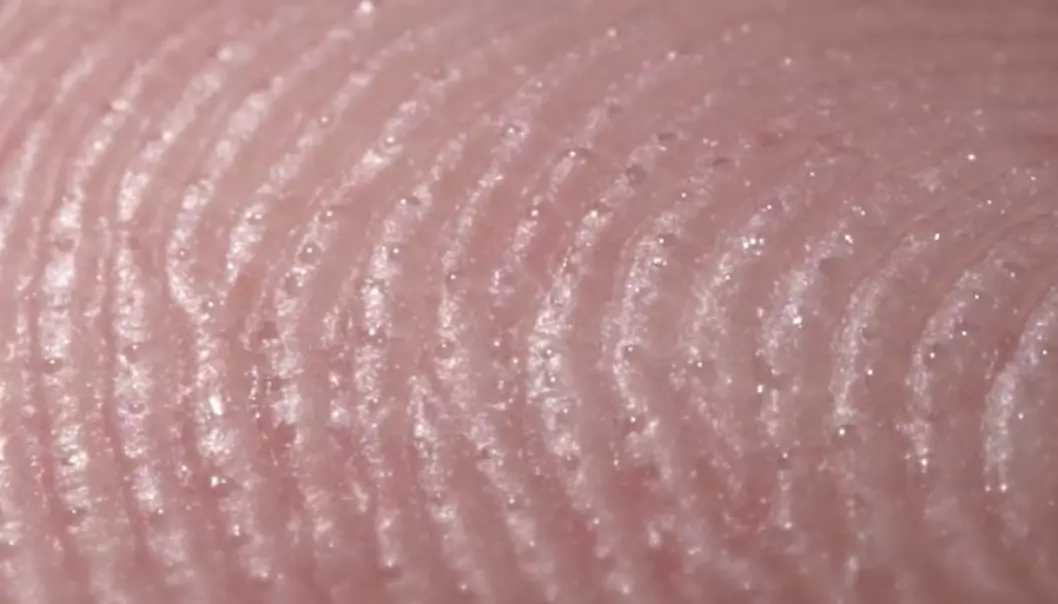 Se video av svetteperler som pipler fra fingertuppen