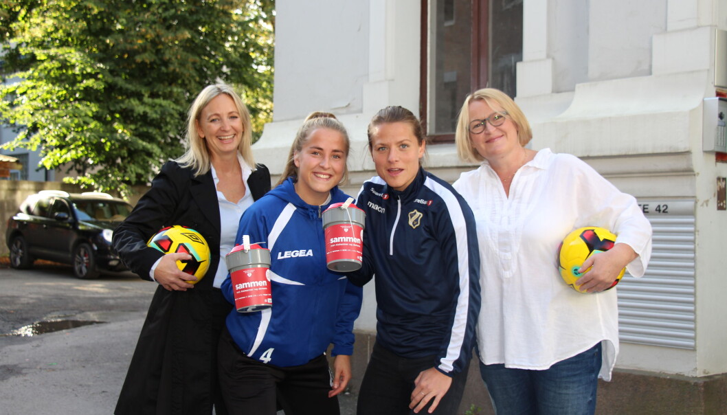 Serieforeningen for Kvinnefotball og Nasjonalforeningen for folkehelsen skal spille på lag. Hege Jørgensen, daglig leder Serieforeningen for kvinnefotball, Sigrid Heien Hansen, fotballspiller, Kolbotn, Trine Rønning, fotballspiller, Stabæk, Lisbet Rugtvedt, generalsekretær, Nasjonalforeningen for folkehelsen. (Foto: Nasjonalforeningen for folkehelsen) Serieforeningen for Kvinnefotball og Nasjonalforeningen for folkehelsen skal spille på lag. Hege Jørgensen, daglig leder Serieforeningen for kvinnefotball, Sigrid Heien Hansen, fotballspiller, Kolbotn, Trine Rønning, fotballspiller, Stabæk, Lisbet Rugtvedt, generalsekretær, Nasjonalforeningen for folkehelsen. (Foto: Nasjonalforeningen for folkehelsen)