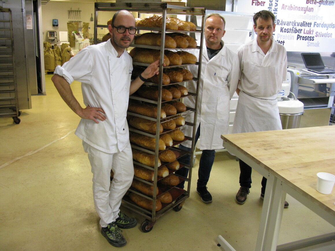 Mindre salt i brød er et viktig tiltak for bedre folkehelse. Baker André Løvaas på Nofima (t.v) gir råd om bakeprosessen til Kim Kirchert i Norgesmøllene og Bjarne Lund hos Baker Brun i Bergen. (Foto/cc: Stefan Sahlström/Nofima) Mindre salt i brød er et viktig tiltak for bedre folkehelse. Baker André Løvaas på Nofima (t.v) gir råd om bakeprosessen til Kim Kirchert i Norgesmøllene og Bjarne Lund hos Baker Brun i Bergen. (Foto/cc: Stefan Sahlström/Nofima)