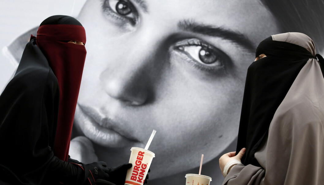 Ayah (37) og Aisha (18) bærer begge niqab. De deltar i gruppen «Kvinder i dialog» som demonstrerte mot det nye niqab-forbudet i Danmark. (Foto: Andrew Kelly/ Reuters/NTB scanpix) Ayah (37) og Aisha (18) bærer begge niqab. De deltar i gruppen «Kvinder i dialog» som demonstrerte mot det nye niqab-forbudet i Danmark. (Foto: Andrew Kelly/ Reuters/NTB scanpix)