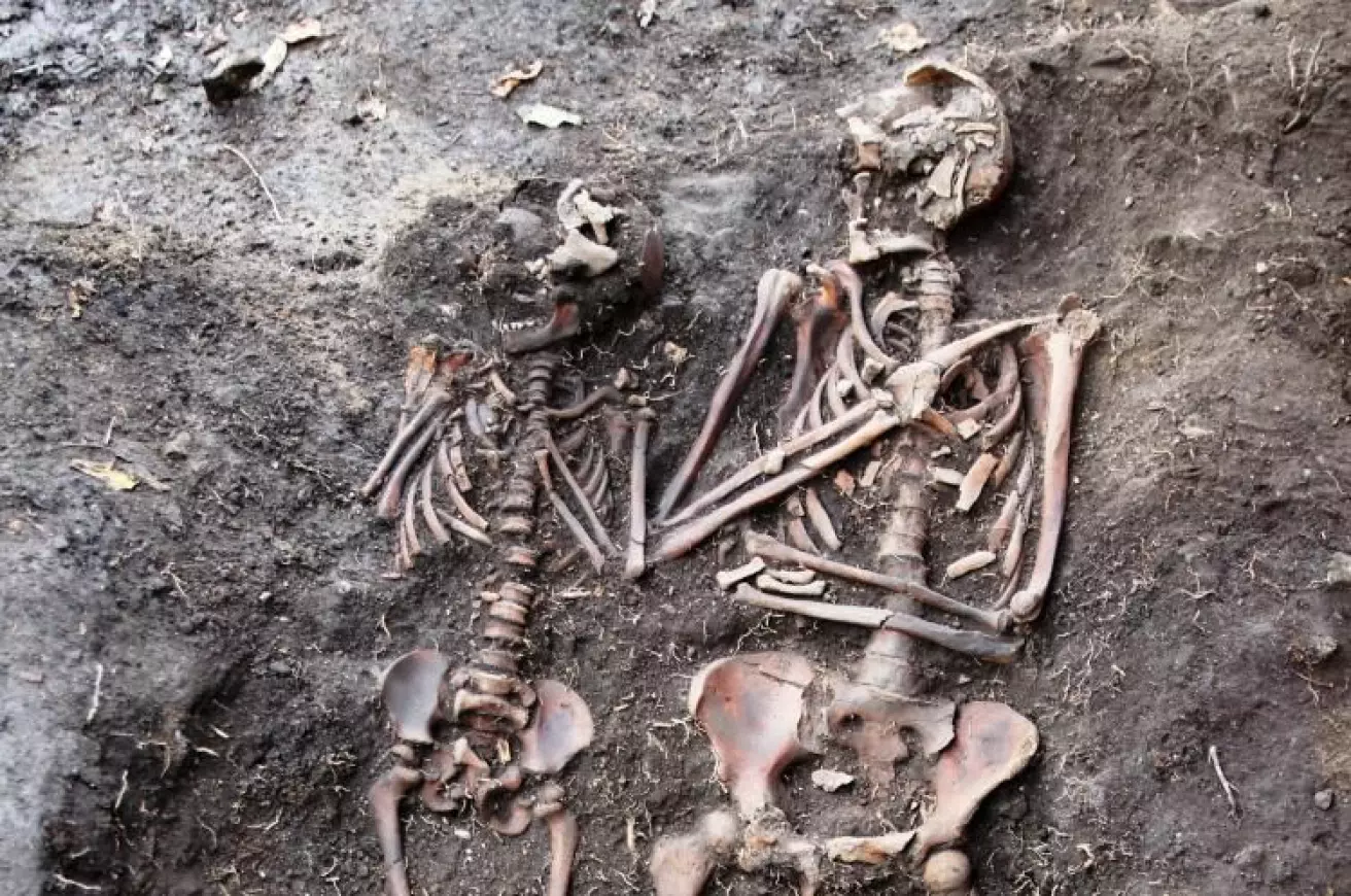 Mor og barn - sammen i døden. Forskning på 600 år gamle Oslo-borgere kan gi oss ny innsikt om menneskenes helsehistorie. (Foto: Lars Haugesten /NIKU).