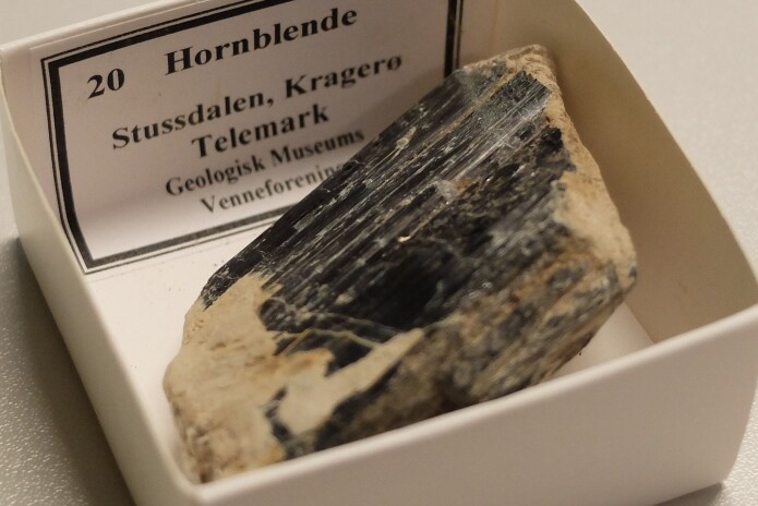 Hornblende fra Kragerø. (Foto: Eivind Torgersen) Hornblende fra Kragerø. (Foto: Eivind Torgersen)