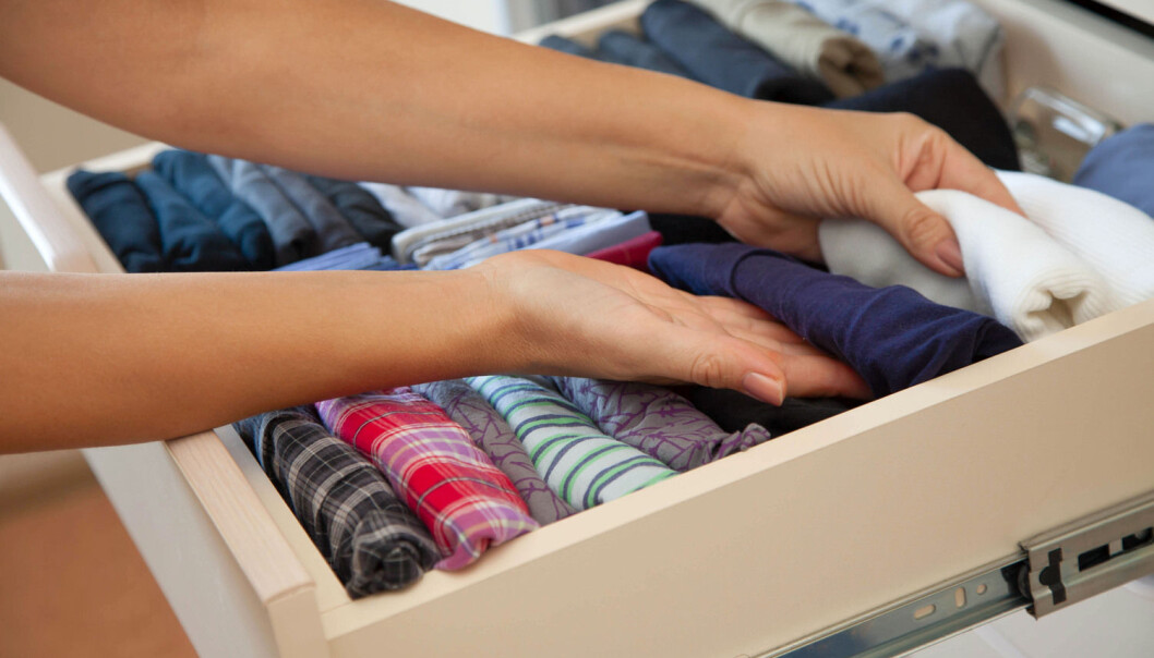 La ikke klærne ligge for lenge av gangen i hjemmet hvis det er mye PCB i bygningen. Giftstoffet setter seg i klærne over tid. (Foto: Kostikova Natalia / Shutterstock / NTB scanpix) La ikke klærne ligge for lenge av gangen i hjemmet hvis det er mye PCB i bygningen. Giftstoffet setter seg i klærne over tid. (Foto: Kostikova Natalia / Shutterstock / NTB scanpix)