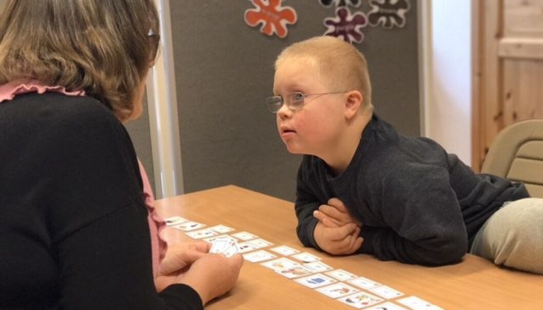 Matias på åtte år er allerede veldig flink til å lese. Her øver han på begreper og artikulasjon sammen med spesialpedagog Bente Pedersen Dragland. (Foto: Siw Ellen Jakobsen) Matias på åtte år er allerede veldig flink til å lese. Her øver han på begreper og artikulasjon sammen med spesialpedagog Bente Pedersen Dragland. (Foto: Siw Ellen Jakobsen)