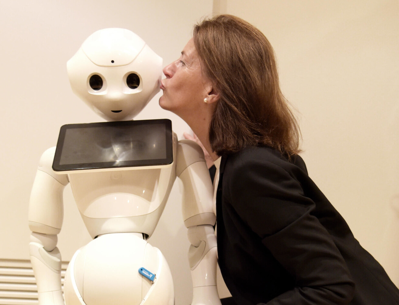 Professor Bettina Husebø møtte roboten Pepper, som aktiviserer sykehjemspasienter i Tokyo. (Foto: Kim E. Andreassen / Universitetet i Bergen) Professor Bettina Husebø møtte roboten Pepper, som aktiviserer sykehjemspasienter i Tokyo. (Foto: Kim E. Andreassen / Universitetet i Bergen)