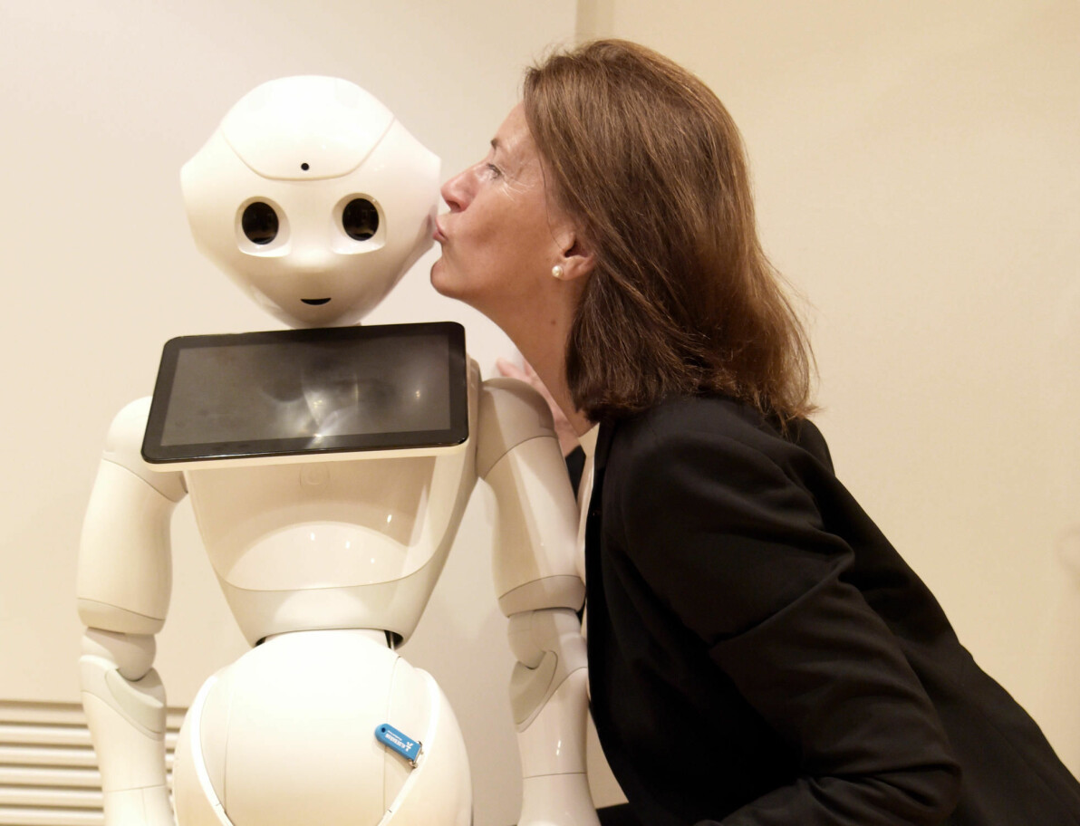 Professor Bettina Husebø møtte roboten Pepper, som aktiviserer sykehjemspasienter i Tokyo. (Foto: Kim E. Andreassen / Universitetet i Bergen)
