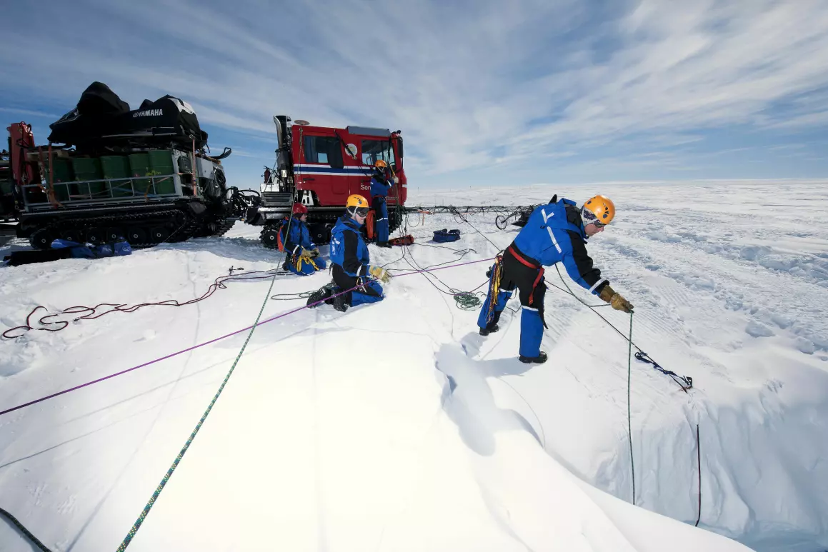 Her sjekker forskerne en bresprekk på isbremmen Fimbulisen. (Foto: Elvar Ørn Kjartansson / Norsk Polarinstitutt)