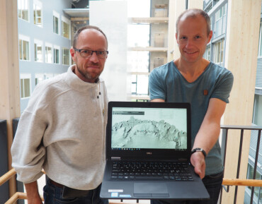 Topograf Harald Faste Aas (t.v.) og isbreforsker Geir Moholdt ønsker REMA-dataene velkommen inn i både kartleggingen og klimaforskningen i Antarktis. Her med skjermbilde av nyvinningen. (Foto: Elin Vinje Jenssen / Norsk Polarinstitutt) Topograf Harald Faste Aas (t.v.) og isbreforsker Geir Moholdt ønsker REMA-dataene velkommen inn i både kartleggingen og klimaforskningen i Antarktis. Her med skjermbilde av nyvinningen. (Foto: Elin Vinje Jenssen / Norsk Polarinstitutt)